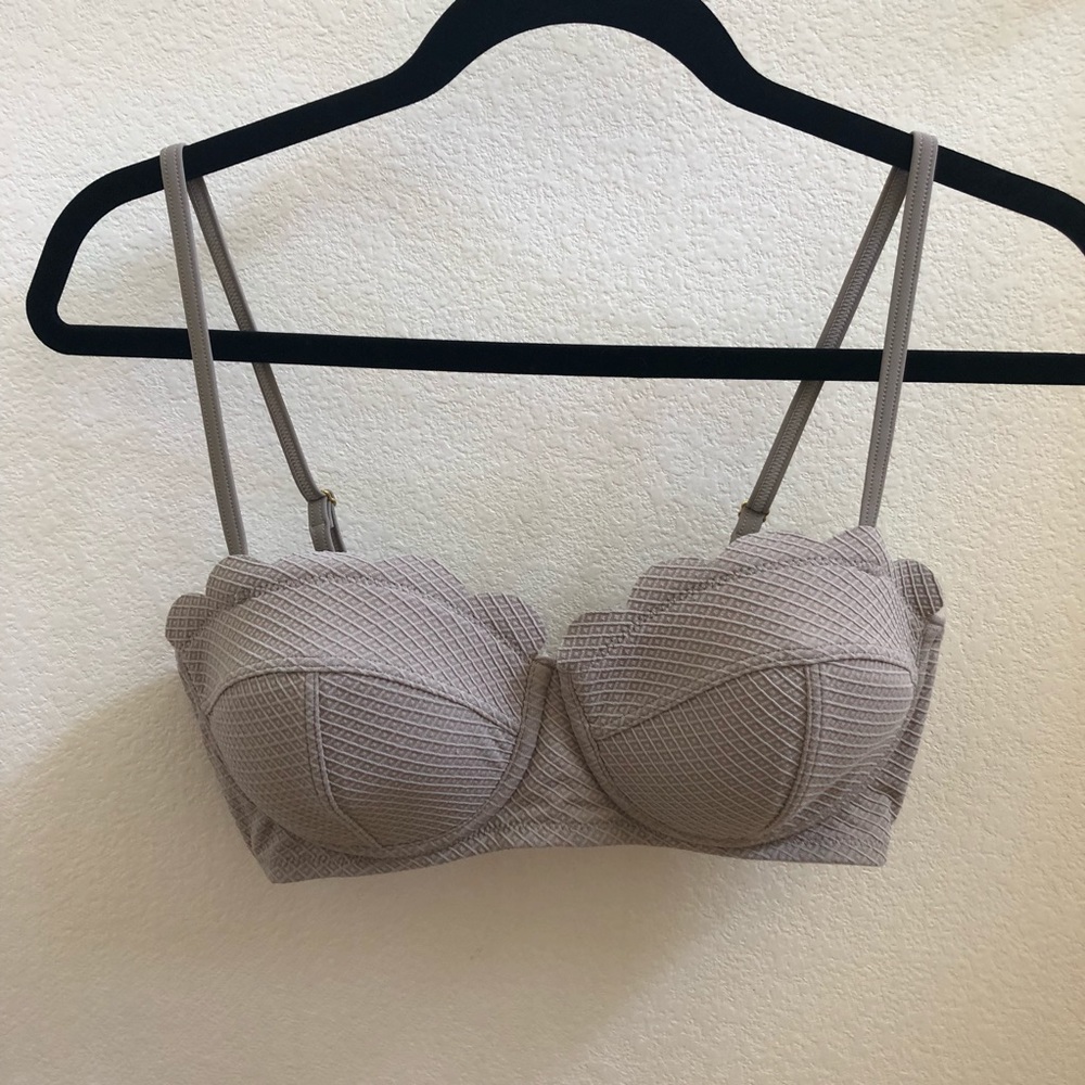 JESSICA SIMPSON Scalloped Bandeau Bikini Top. EUC.